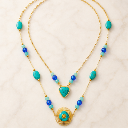 Collar doble en dorado con cuentas y charms turquesa y azul. En stainless steel y gold plating.
