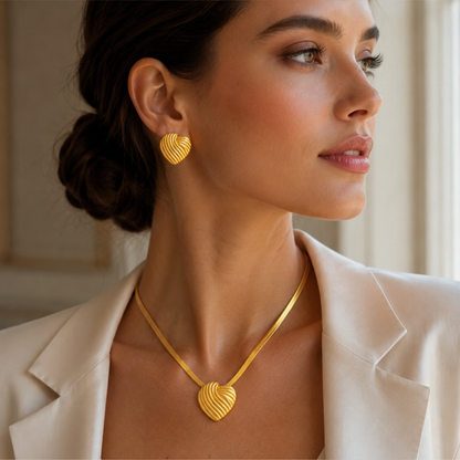 Collar dorado con pendant en corazón texturizado