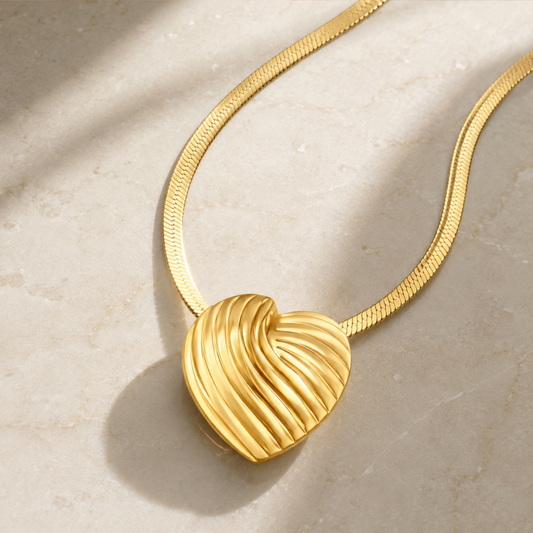 Collar dorado con pendant en corazón texturizado