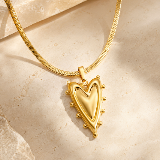 Collar dorado con colgante de corazón en relieve y cadena plana