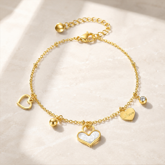 Pulsera dorada con charm de corazón y detalle nacarado