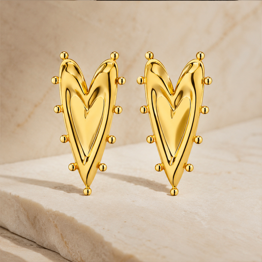 Pantallas de corazón alargadas doradas con detalles al relieve en stainless steel.