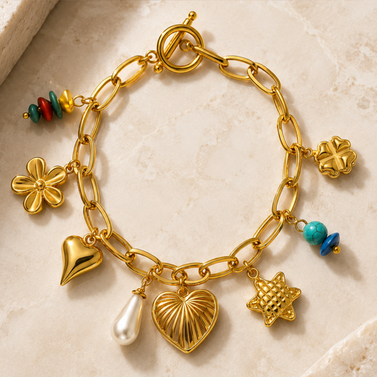 Pulsera dorada con charms variados y detalles de color