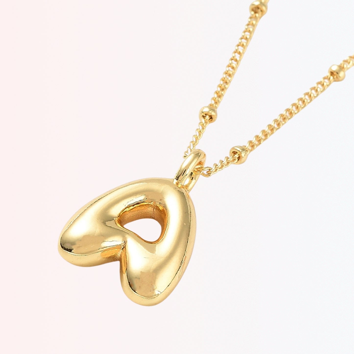 Collar con Charm de Letra en Brass Dorado 18K