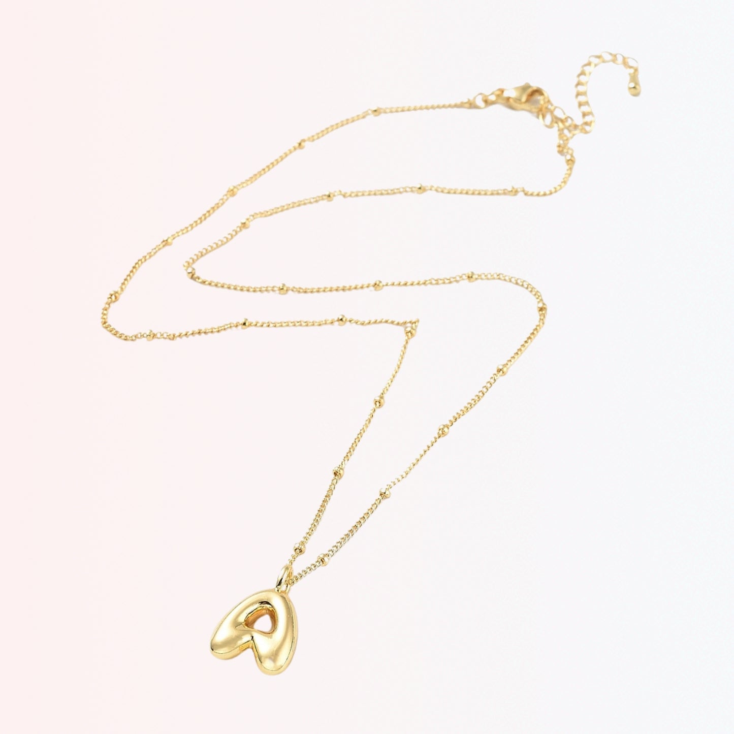 Collar con Charm de Letra en Brass Dorado 18K