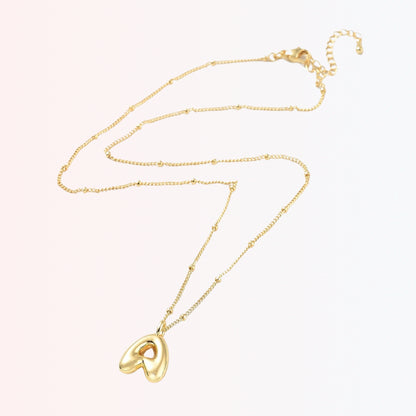Collar con Charm de Letra en Brass Dorado 18K