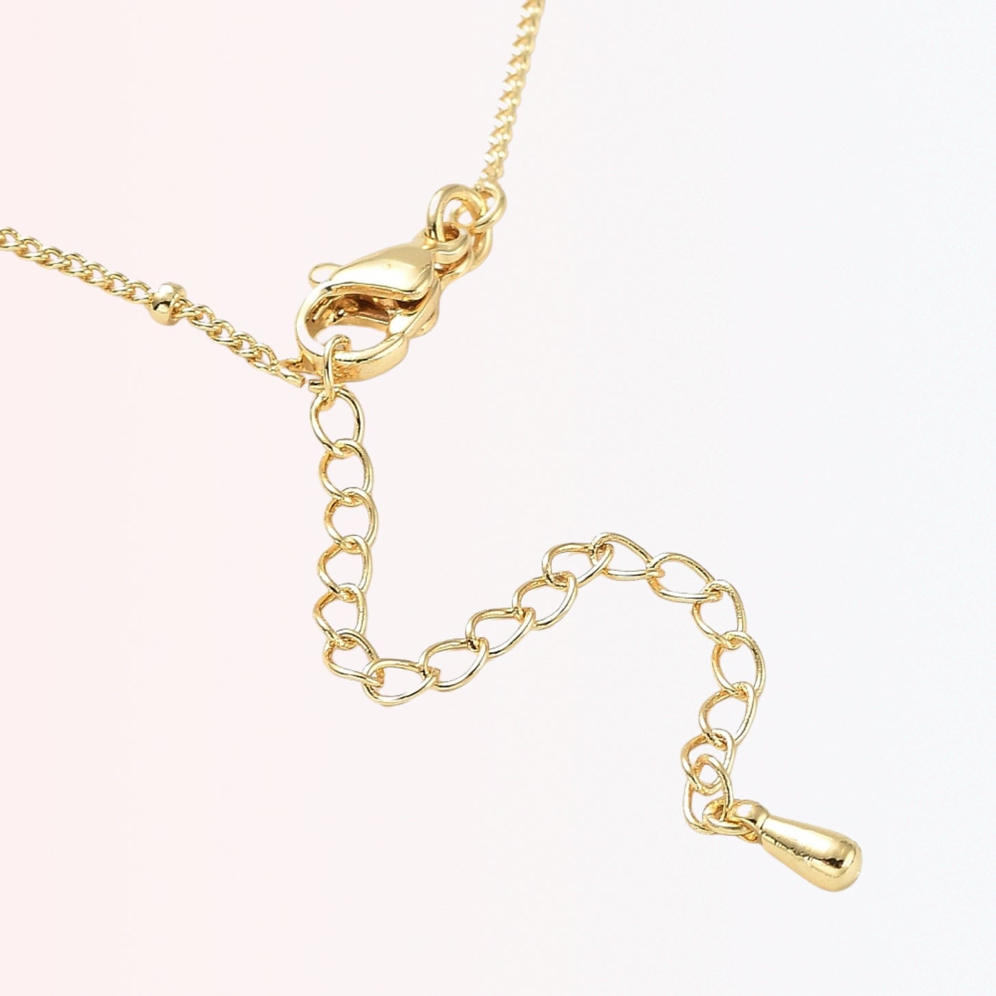 Collar con Charm de Letra en Brass Dorado 18K