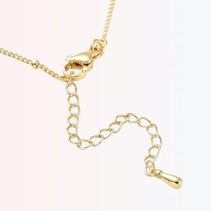 Collar con Charm de Letra en Brass Dorado 18K