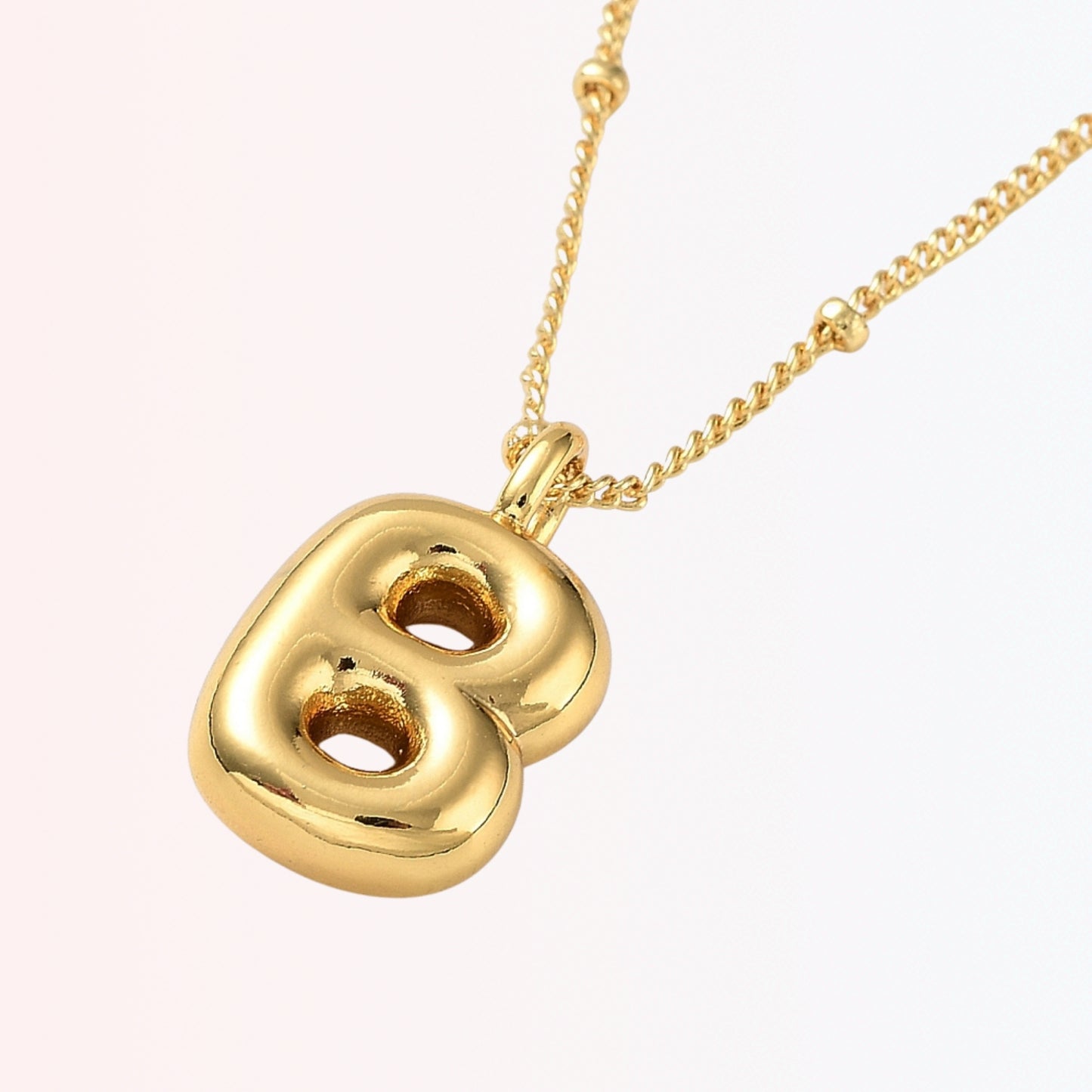 Collar con Charm de Letra en Brass Dorado 18K