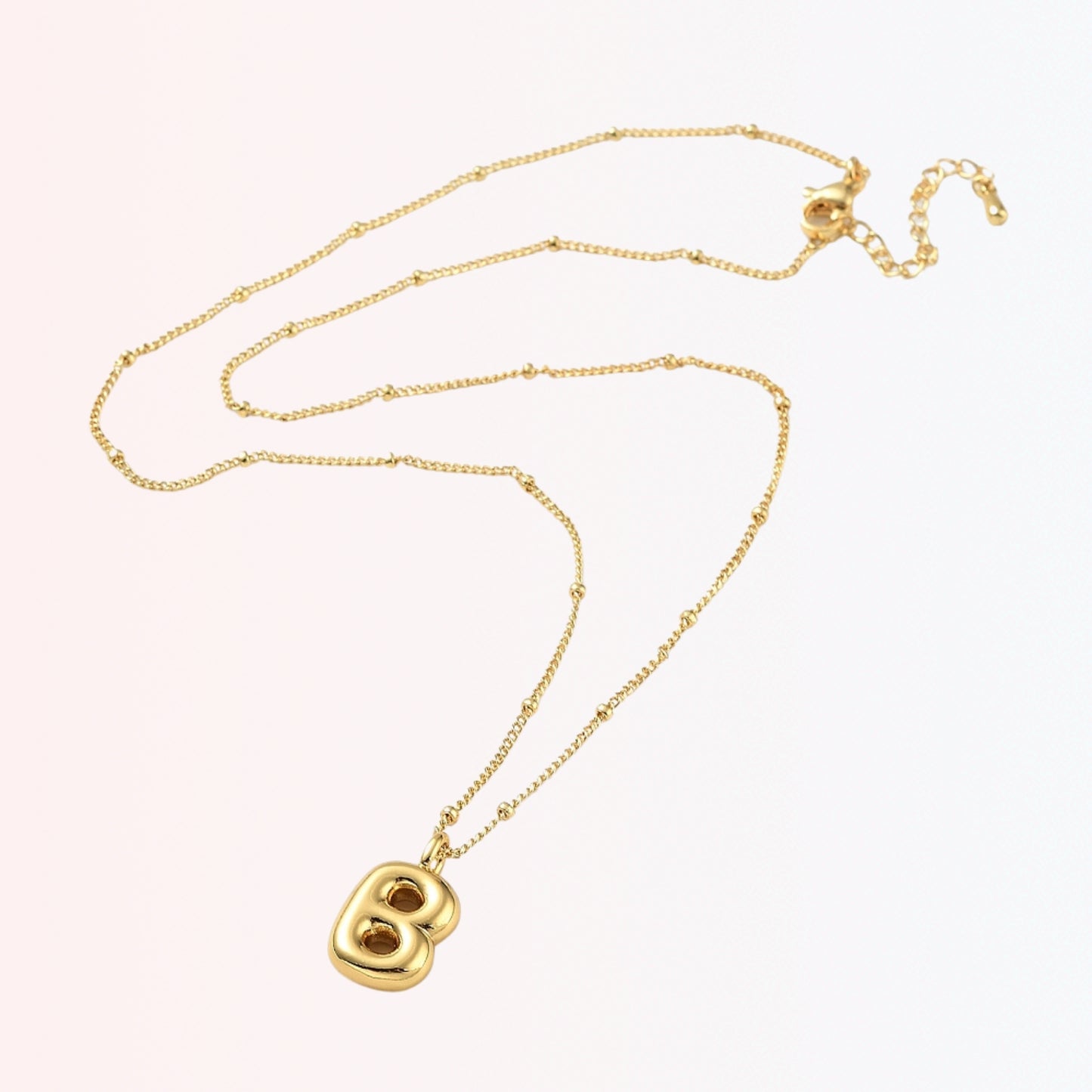 Collar con Charm de Letra en Brass Dorado 18K