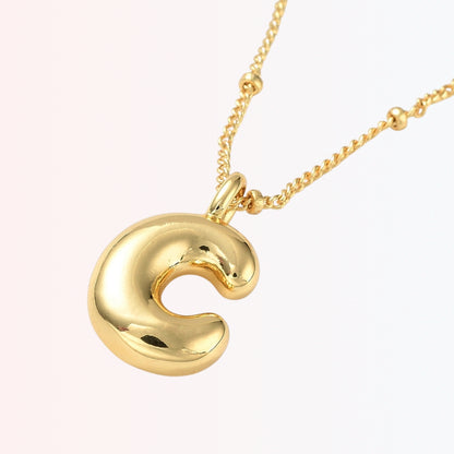 Collar con Charm de Letra en Brass Dorado 18K