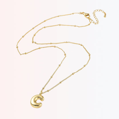 Collar con Charm de Letra en Brass Dorado 18K
