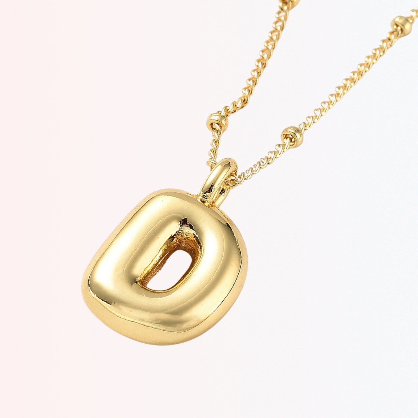 Collar con Charm de Letra en Brass Dorado 18K