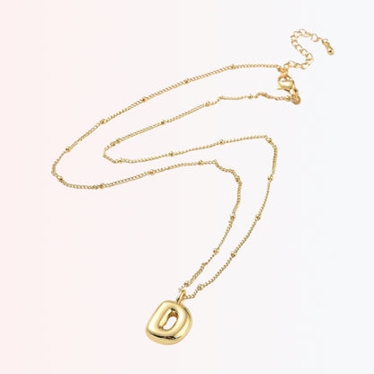 Collar con Charm de Letra en Brass Dorado 18K