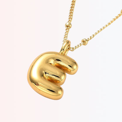 Collar con Charm de Letra en Brass Dorado 18K