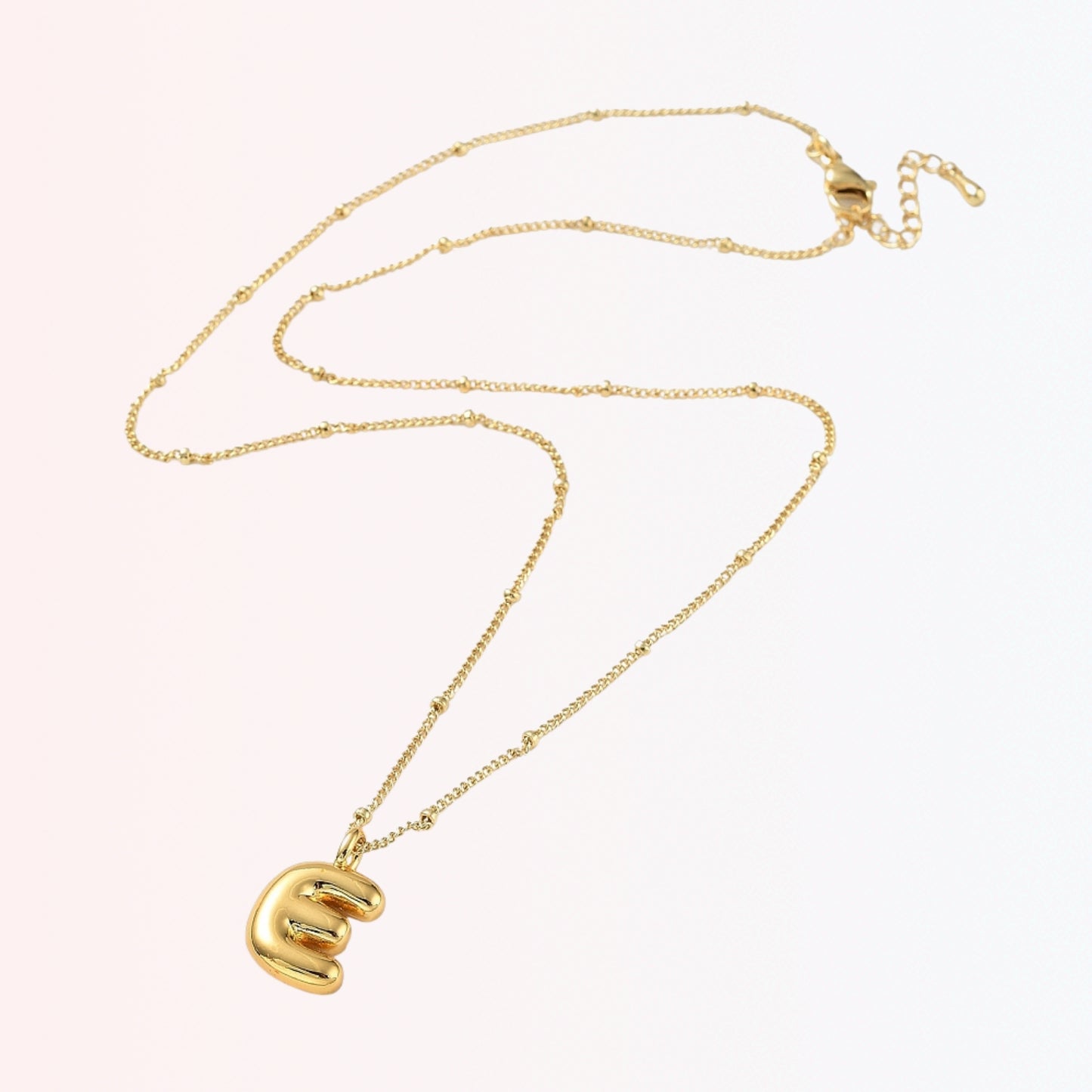 Collar con Charm de Letra en Brass Dorado 18K