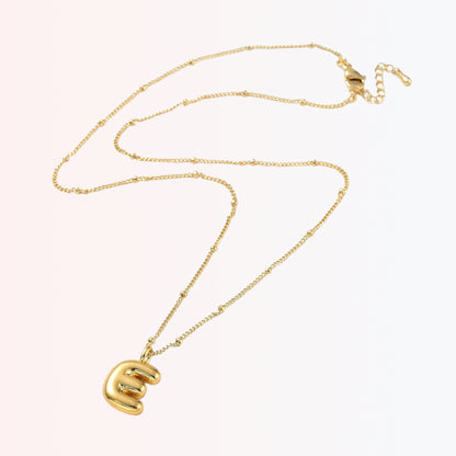 Collar con Charm de Letra en Brass Dorado 18K