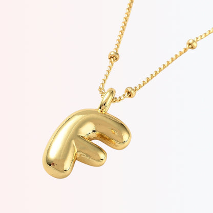 Collar con Charm de Letra en Brass Dorado 18K