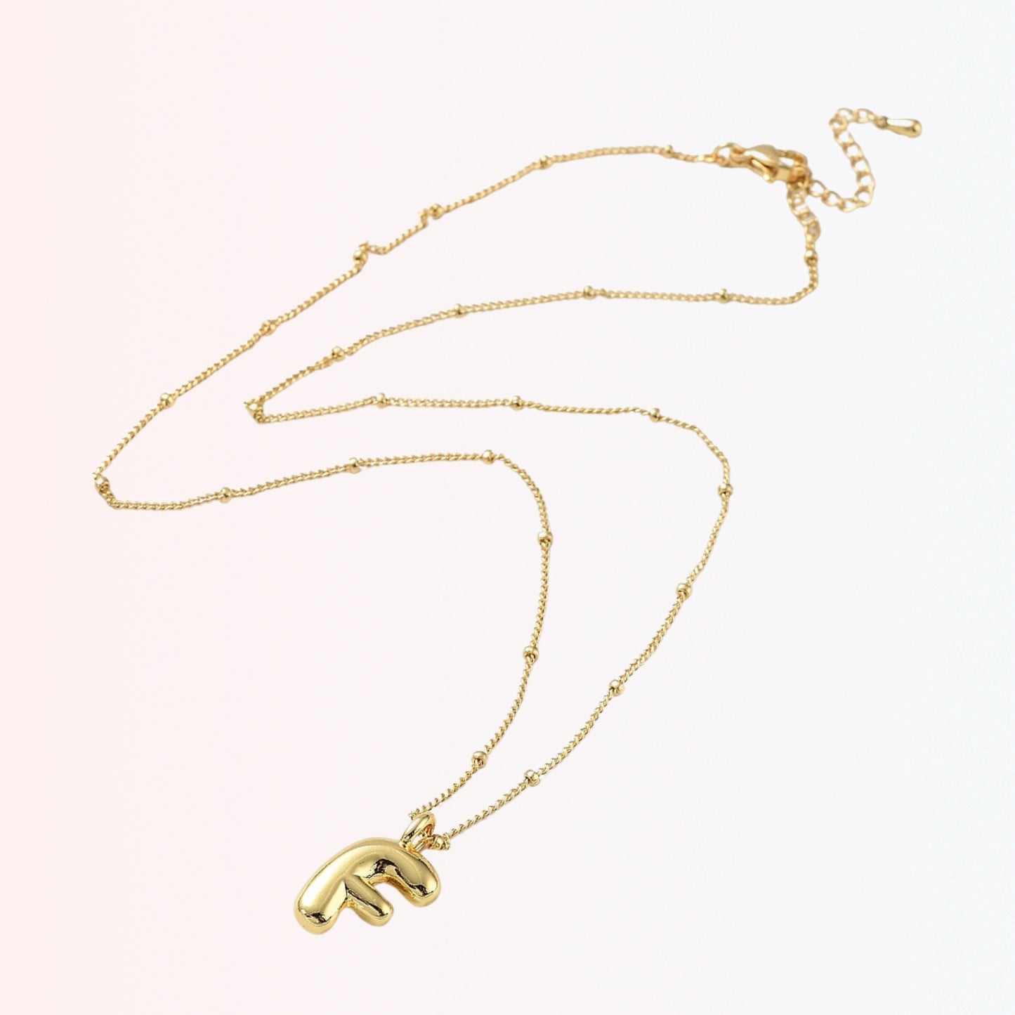 Collar con Charm de Letra en Brass Dorado 18K