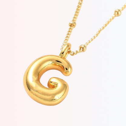 Collar con Charm de Letra en Brass Dorado 18K