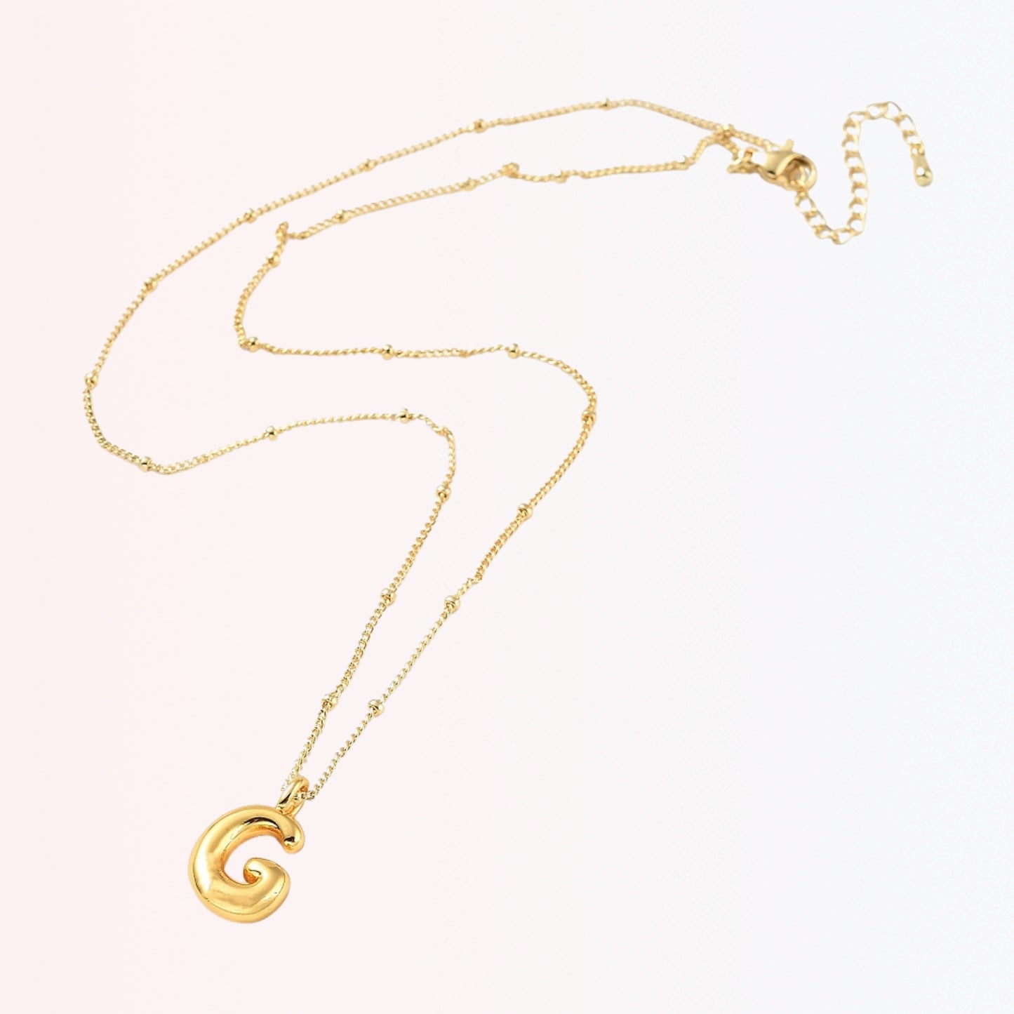 Collar con Charm de Letra en Brass Dorado 18K
