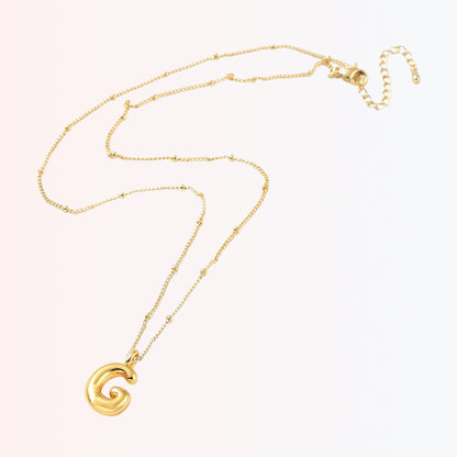Collar con Charm de Letra en Brass Dorado 18K