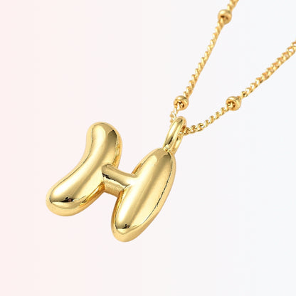 Collar con Charm de Letra en Brass Dorado 18K