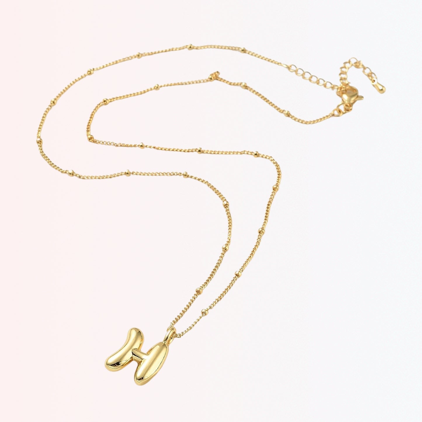 Collar con Charm de Letra en Brass Dorado 18K