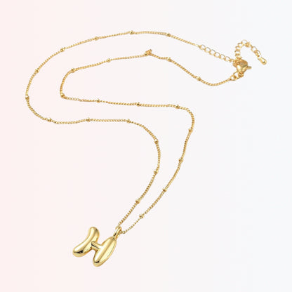 Collar con Charm de Letra en Brass Dorado 18K