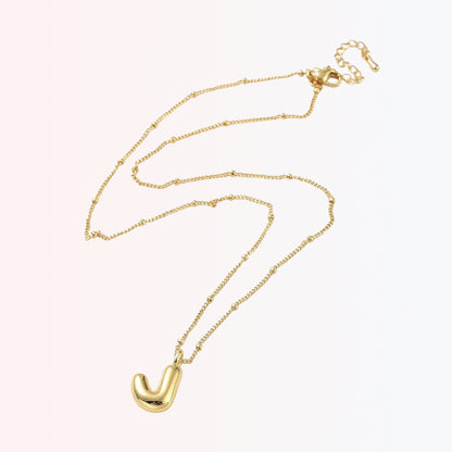 Collar con Charm de Letra en Brass Dorado 18K
