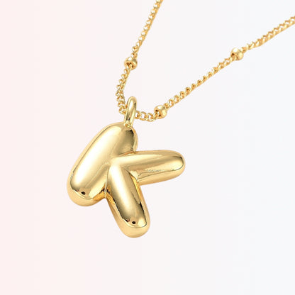 Collar con Charm de Letra en Brass Dorado 18K
