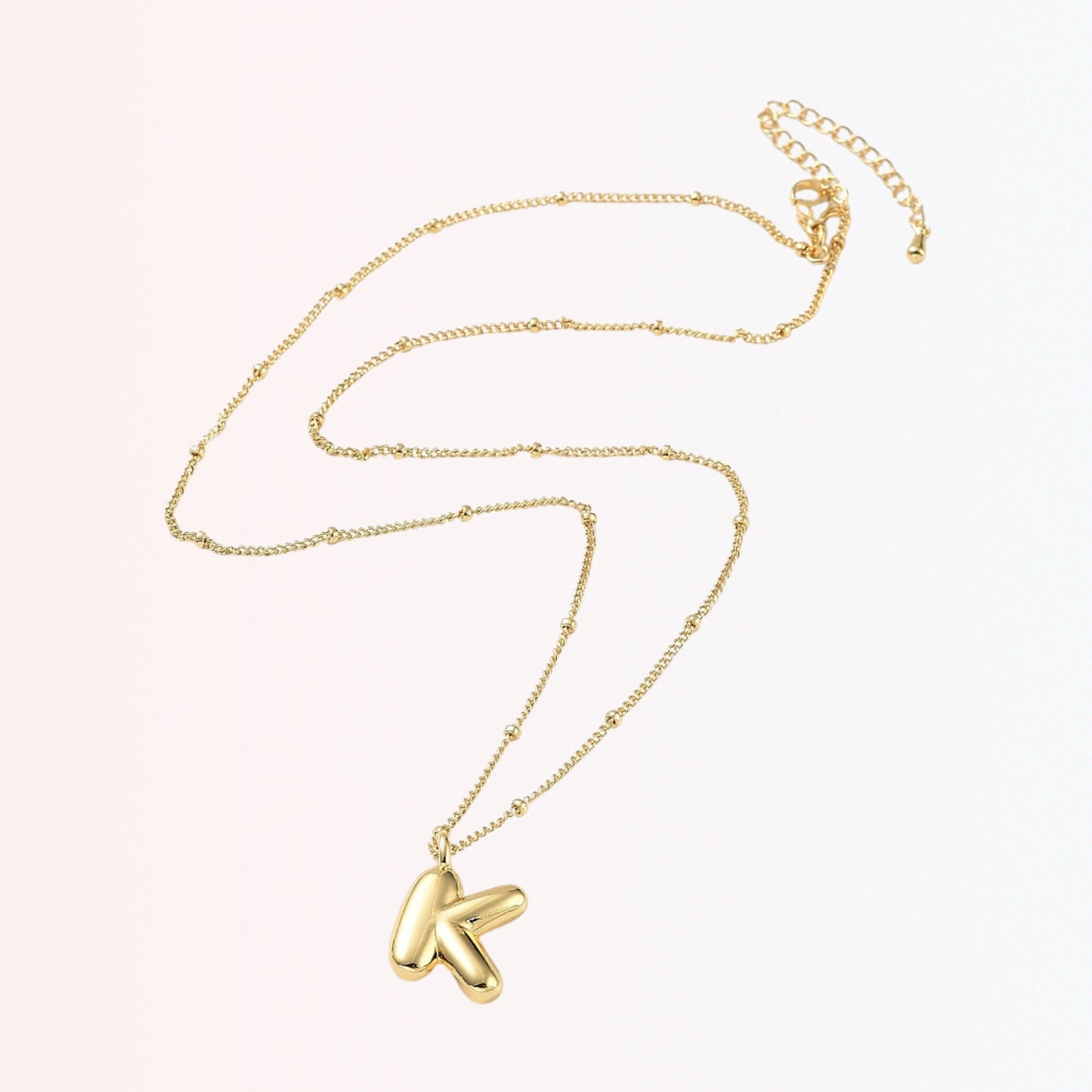 Collar con Charm de Letra en Brass Dorado 18K