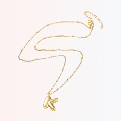 Collar con Charm de Letra en Brass Dorado 18K