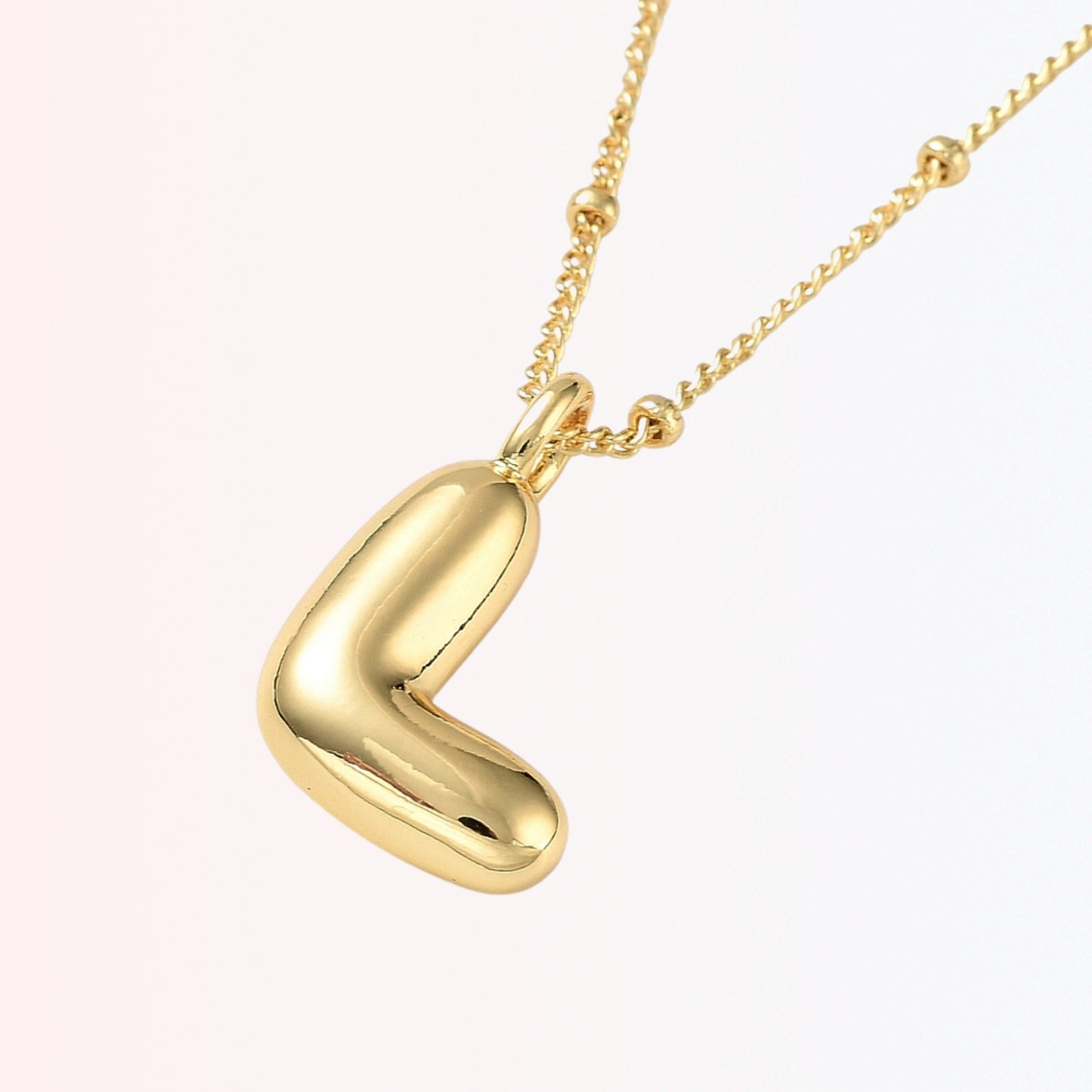 Collar con Charm de Letra en Brass Dorado 18K