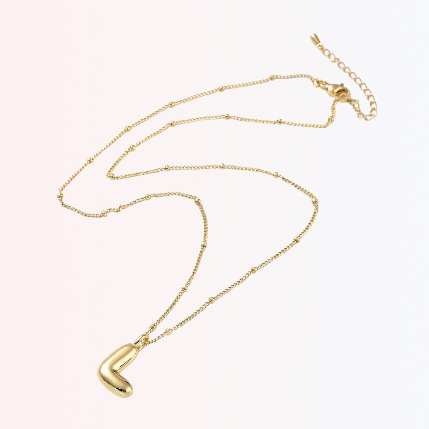 Collar con Charm de Letra en Brass Dorado 18K