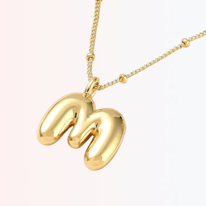 Collar con Charm de Letra en Brass Dorado 18K