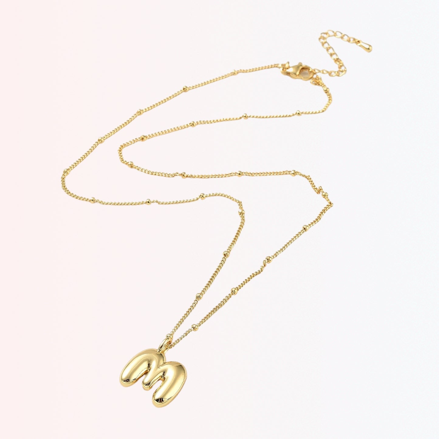 Collar con Charm de Letra en Brass Dorado 18K