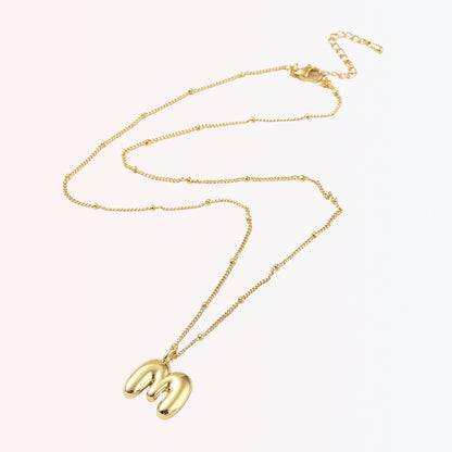 Collar con Charm de Letra en Brass Dorado 18K