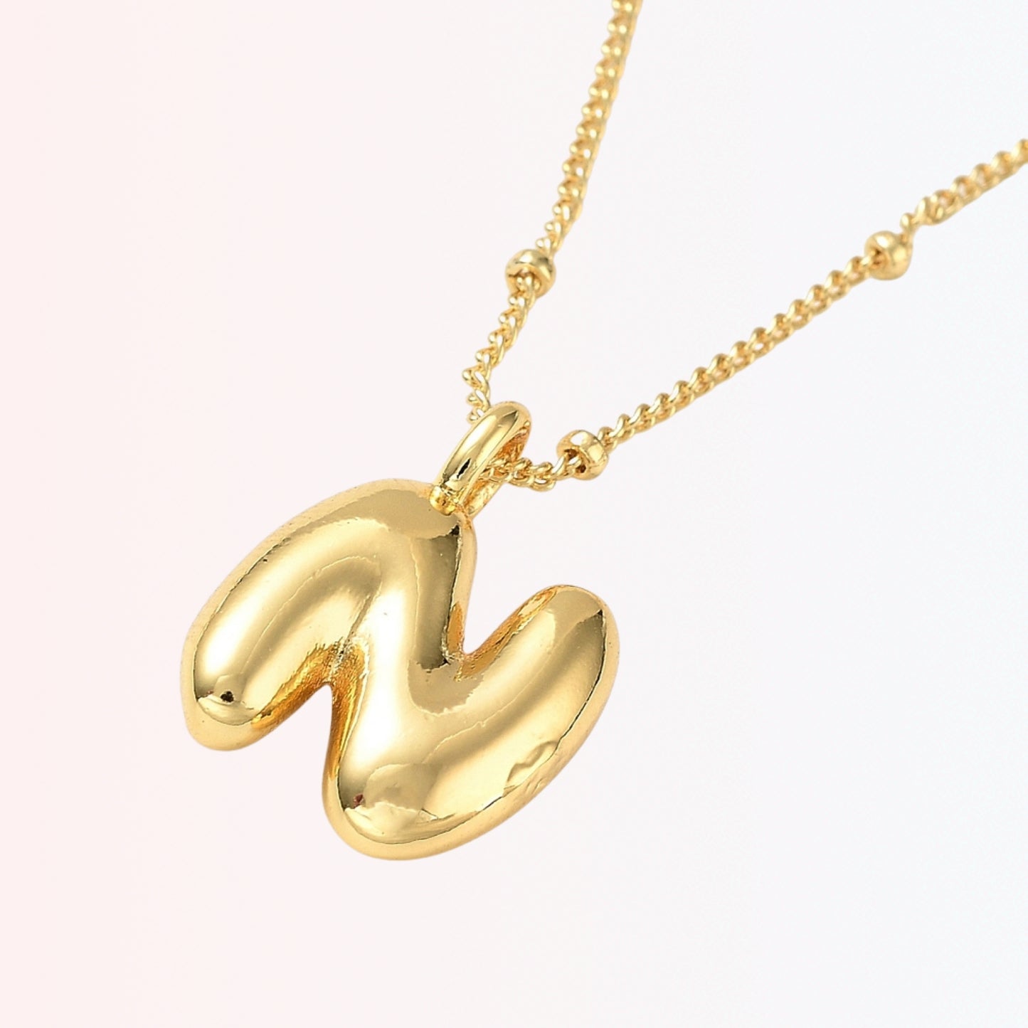 Collar con Charm de Letra en Brass Dorado 18K