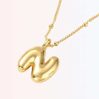 Collar con Charm de Letra en Brass Dorado 18K