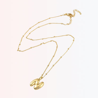 Collar con Charm de Letra en Brass Dorado 18K