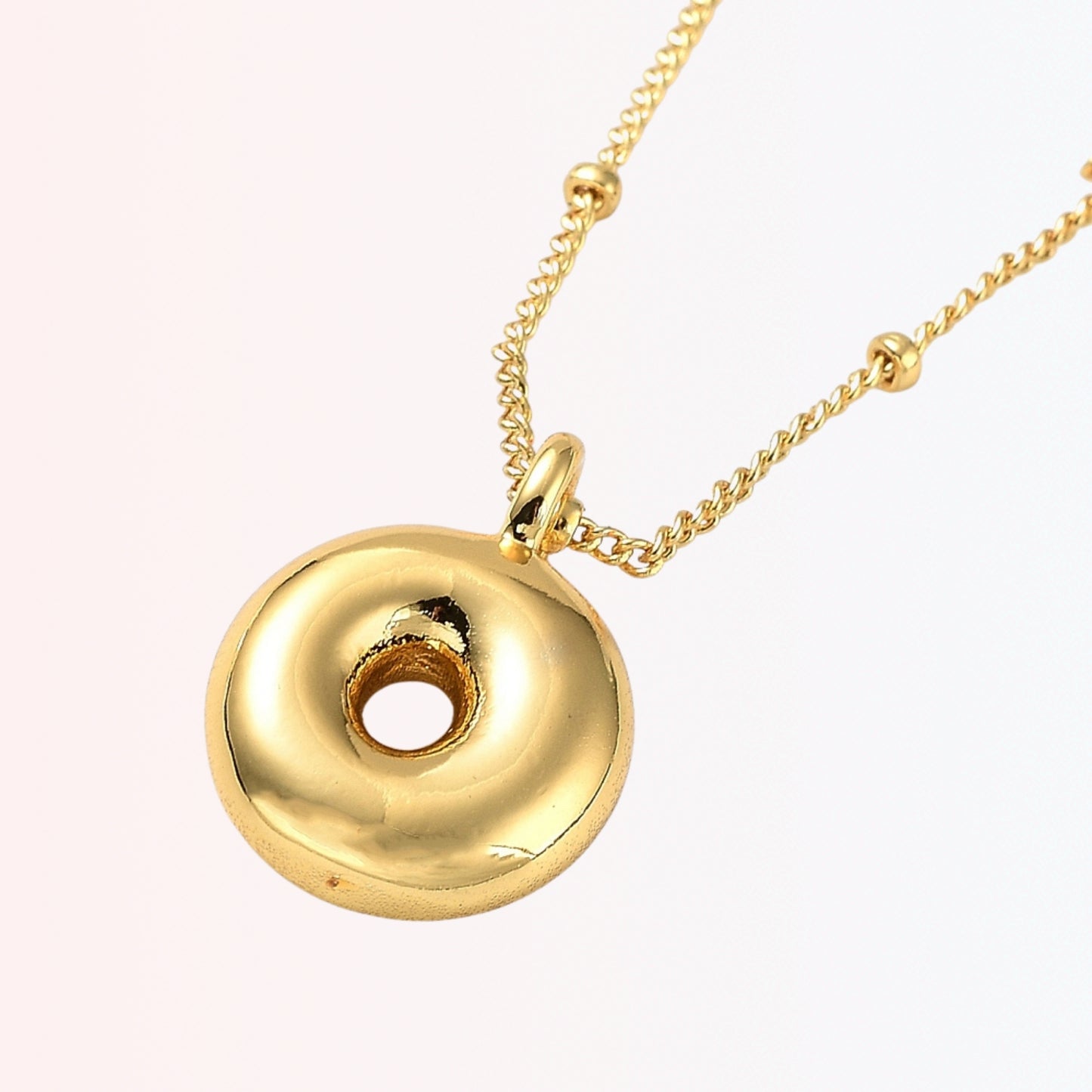 Collar con Charm de Letra en Brass Dorado 18K
