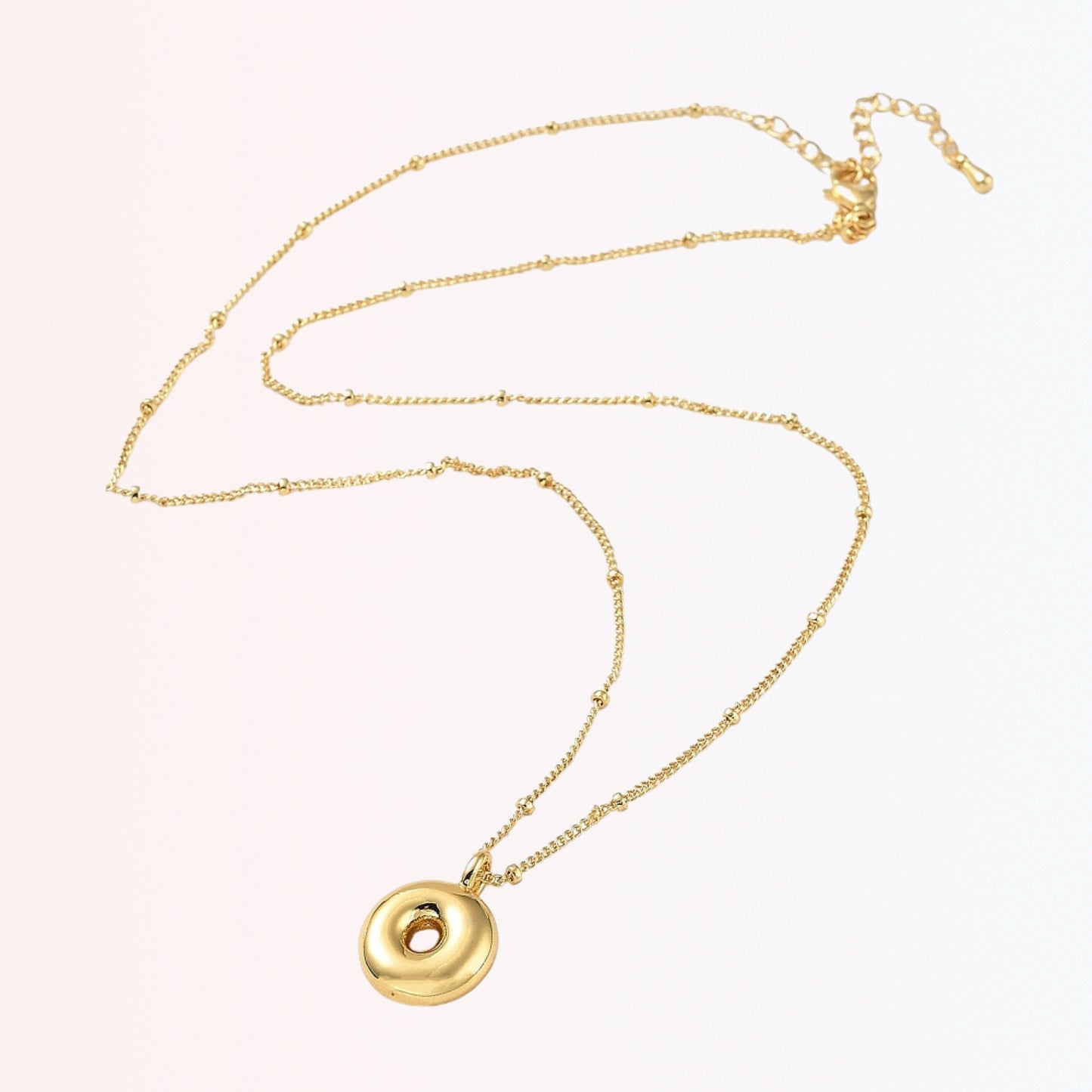 Collar con Charm de Letra en Brass Dorado 18K