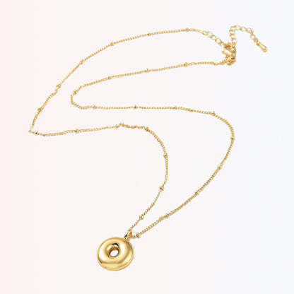 Collar con Charm de Letra en Brass Dorado 18K
