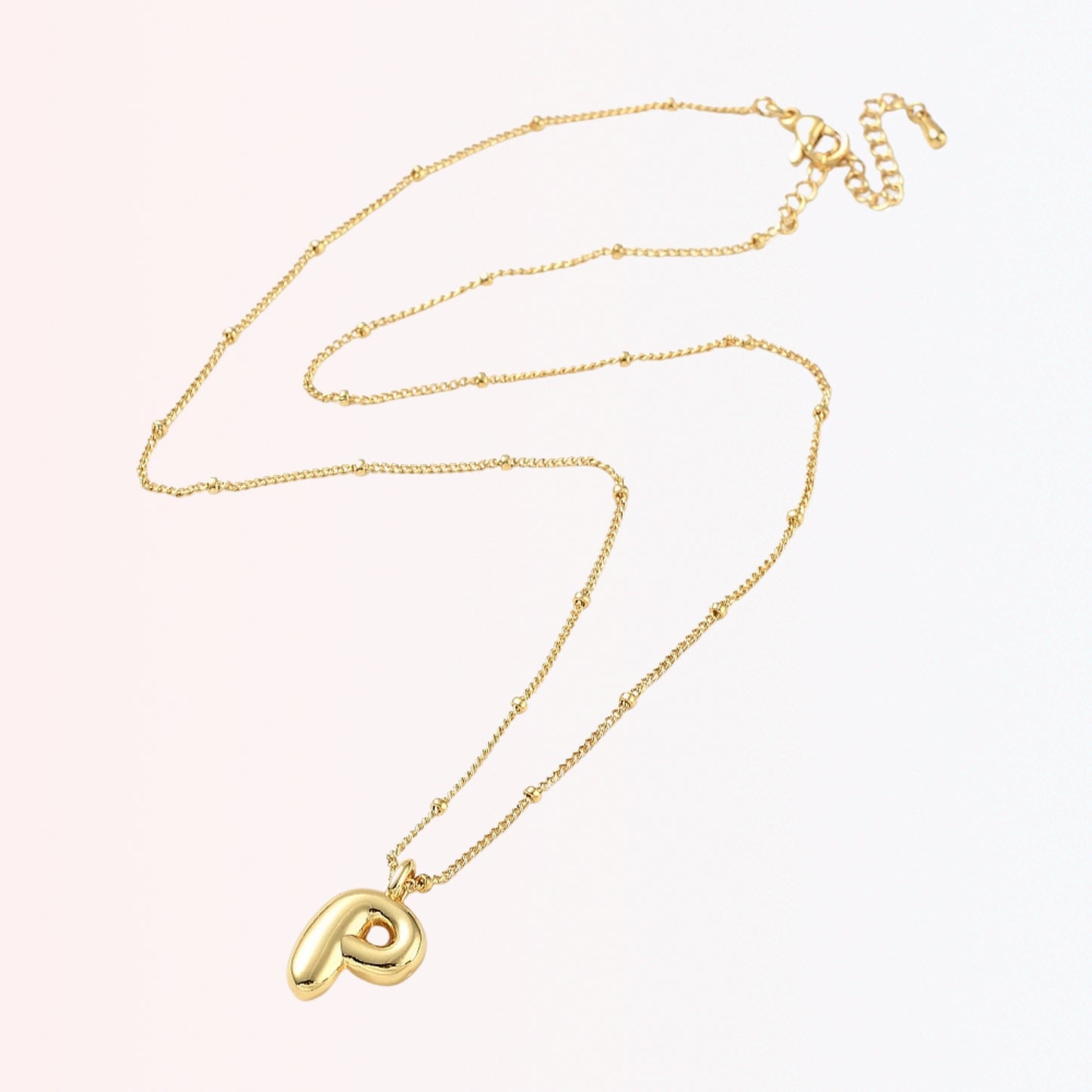 Collar con Charm de Letra en Brass Dorado 18K