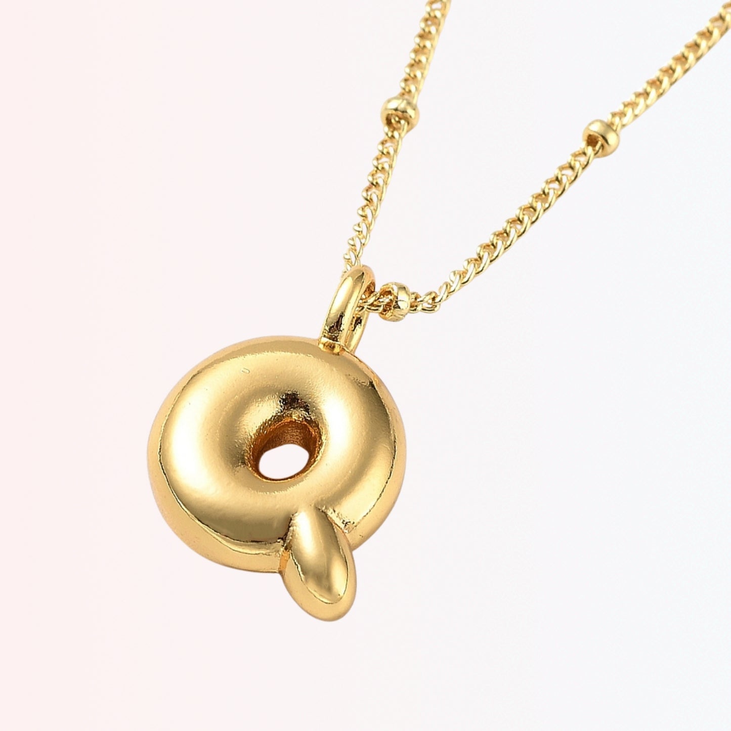 Collar con Charm de Letra en Brass Dorado 18K