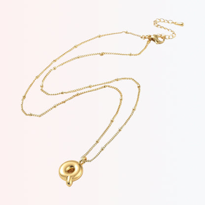 Collar con Charm de Letra en Brass Dorado 18K