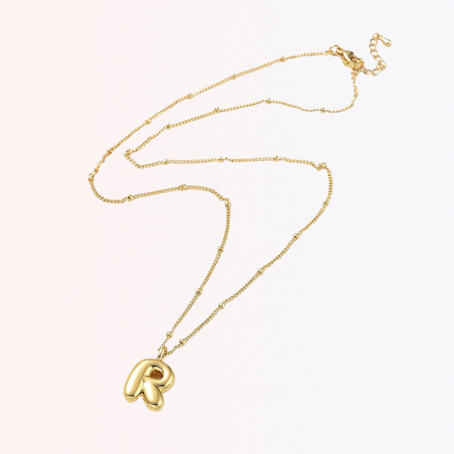 Collar con Charm de Letra en Brass Dorado 18K