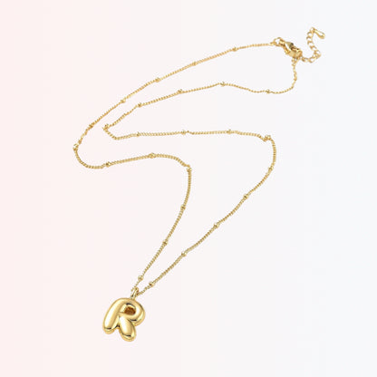 Collar con Charm de Letra en Brass Dorado 18K