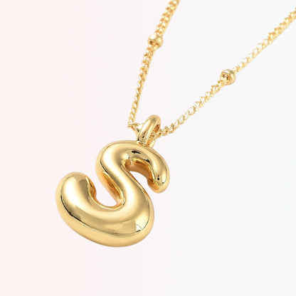 Collar con Charm de Letra en Brass Dorado 18K